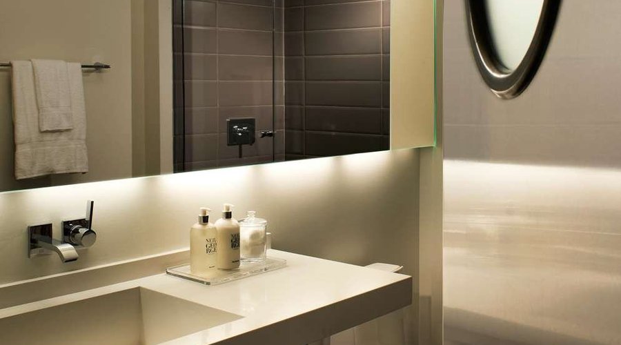 Guest room bath
