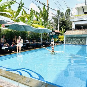 guest enjoy with pool