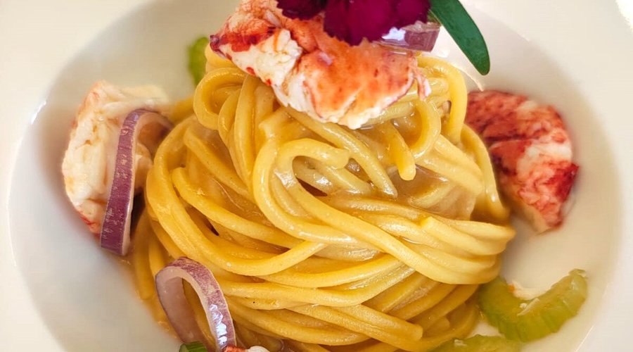Spaghetto all'astice: un gusto unico tutto da scoprire! Vi aspettiamo al Myrto!