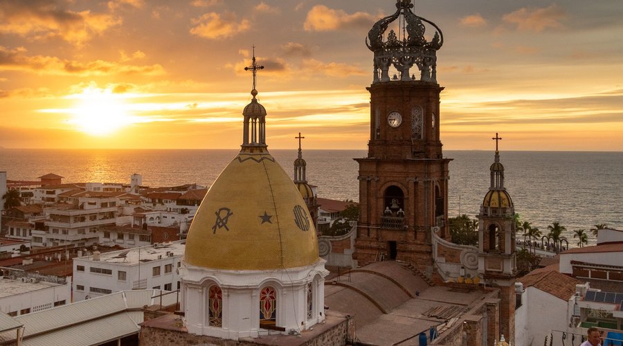 At La Cappella, every sunset is spectacular, setting the perfect scene for an unforgettable evening/En La Cappella, cada atardecer es espectacular, creando el ambiente ideal para una velada inolvidable.
