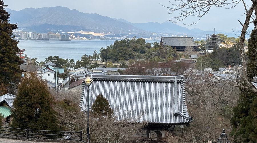 御成門からは千畳閣や五重塔（修復工事中）が望めます。
