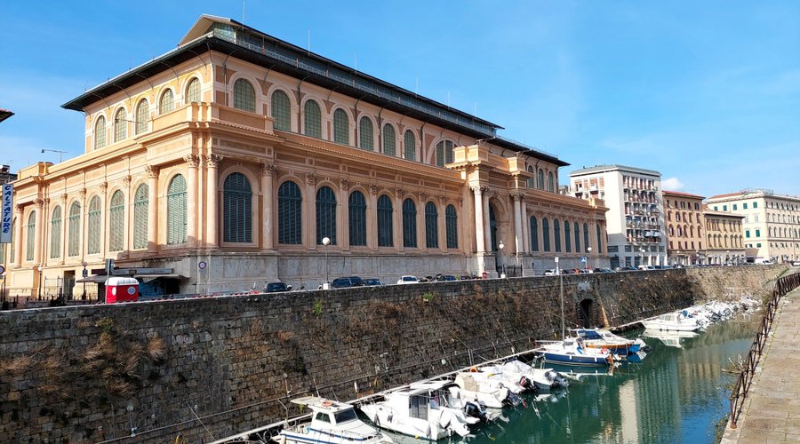 Il lato dell'edificio che affaccia lungo il Fosso Reale