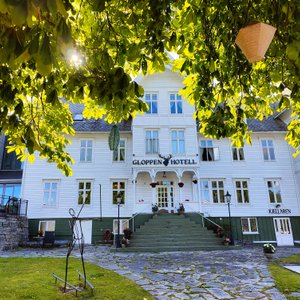 Gloppen hotell er eit sveitserstilhotell frå 1866 og ligg fint til i Sandane sentrum