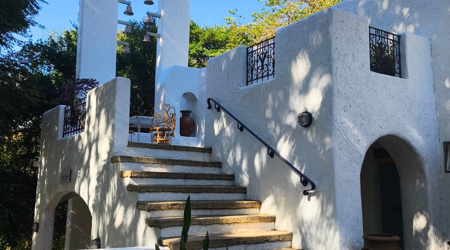 Mediterranean-Inspired Architecture. The museum's whitewashed buildings, arched doorways, and open-air spaces give off a Santorini-like vibe, making it perfect for photography.