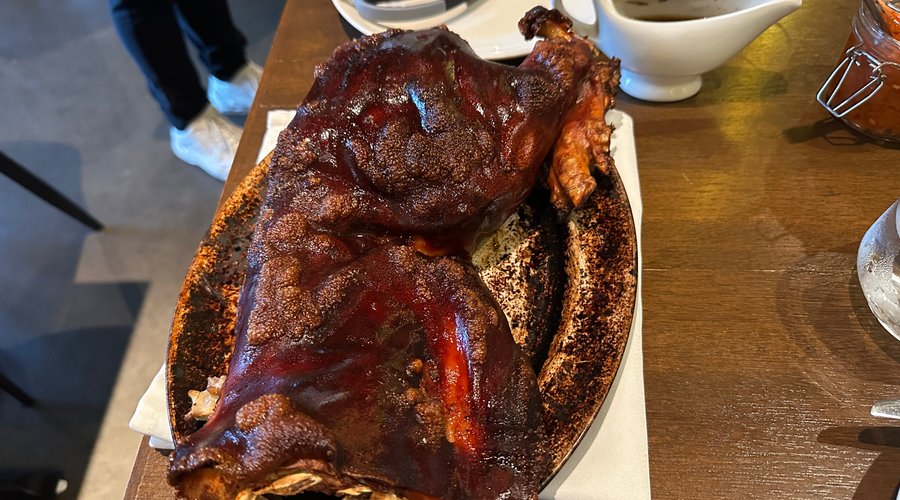 Burnt cochinillo served to us! Disgusting! Compare it to the picture they advertise on the web or social media. Marvin you should do well!