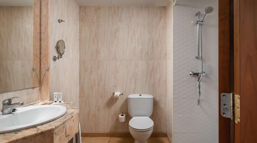 Guest room bath