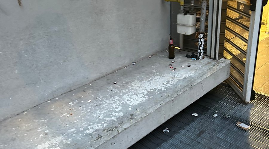 Bottiglie e vetri abbandonati da tempo