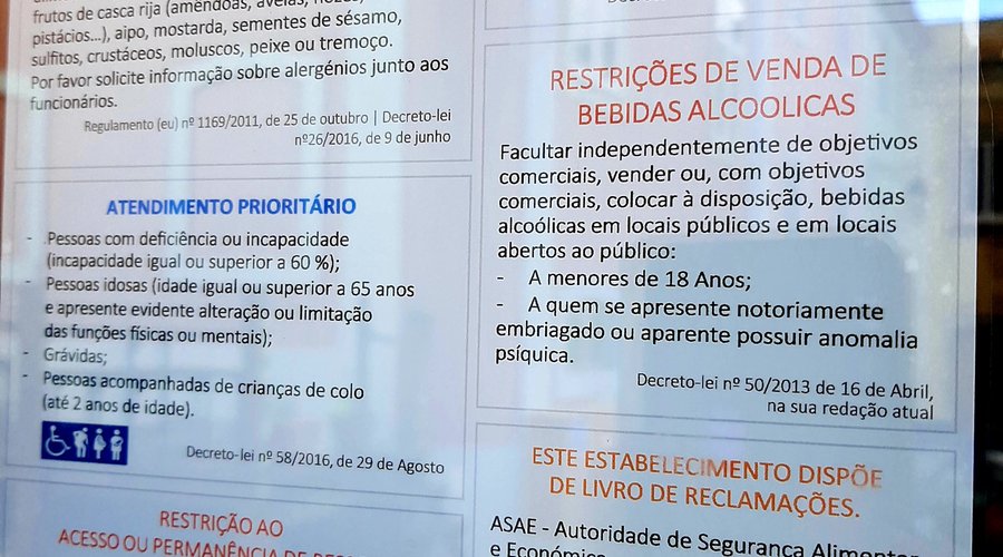 According to Decree-law n°10/2015 , 16 January pets are not allowed inside restaurantes. Except assistance dogs. We provide places on the terrace for those cases.