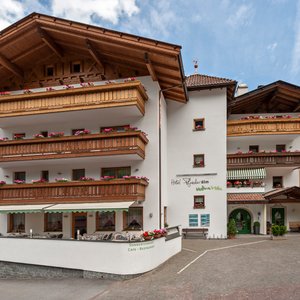 Willkommen im Hotel Pfandleralm! 🏔 Ganzjährig geöffnet – dein perfektes Urlaubsziel! 🌞 Sommer: Wandern, E-Biken & Bergsteigen in traumhafter Natur. ❄️ Winter: Skifahren, Rodeln & Winterwandern – Schneespaß garantiert! 🧘‍♀️ Entspannung: Wellnessbereich mit Sauna, Infrarotkabine & Ruheraum. 📍 Top Lage: 🚍 Bushaltestelle vor der Tür & kostenlose Mobilcard! 🍕 Kulinarik: 📌 Pizzeria: Mo–Mi 17:30–22:00 | Do–So 11:30–14:00 & 17:30–22:00 📌 Restaurant: Täglich mittags & abends geöffnet 