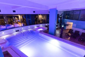 Pool & Beach