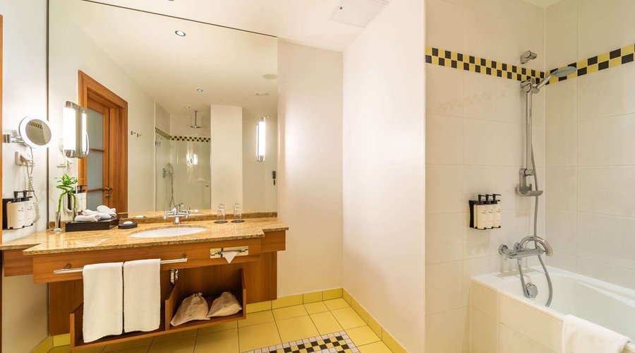 Guest room bath