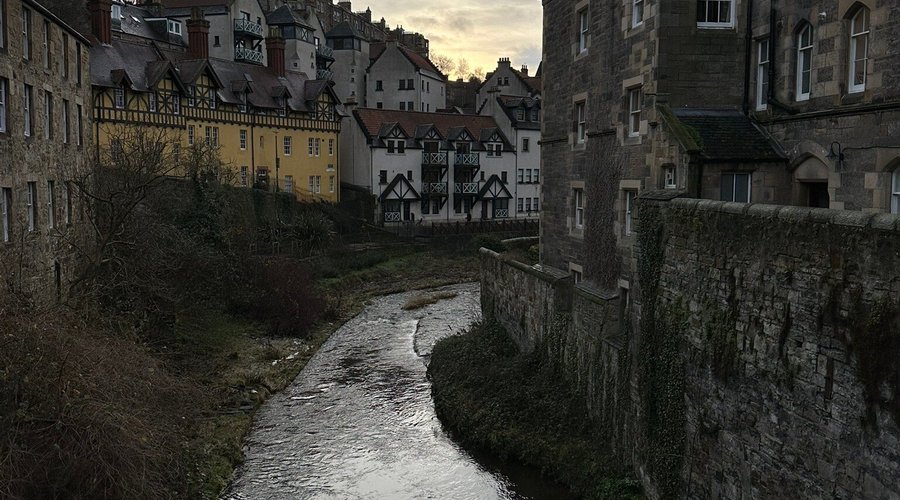Dean village een dorpje waarvoor je een mooie wandelroute naar beneden kunt afleggen