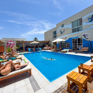 Área de piscina en Viajero Paracas.