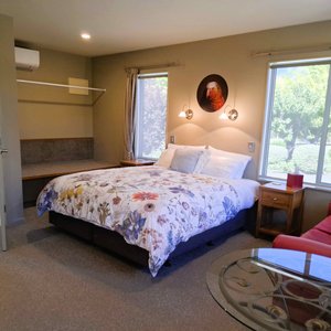 Kaka Studio - bed, seating, dining table