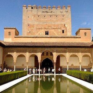 Alhambra & Generalife Skip the line Small Group including Nasrid Palaces