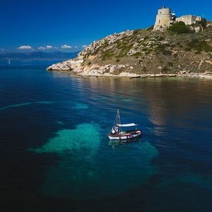 Boat tour of the devil's saddle with swimming and aperitif stops
