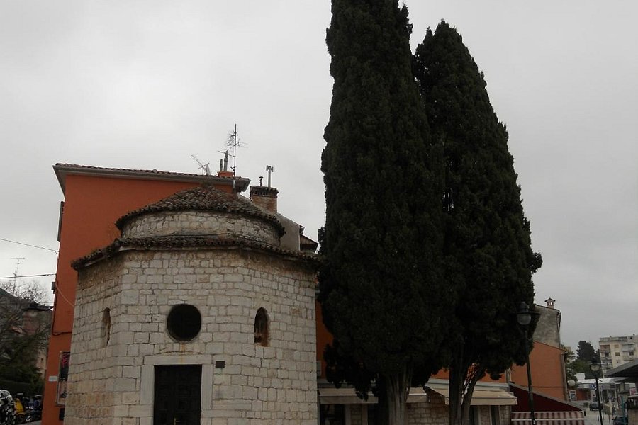 Igreja Romanica Da Santissima Trindade image