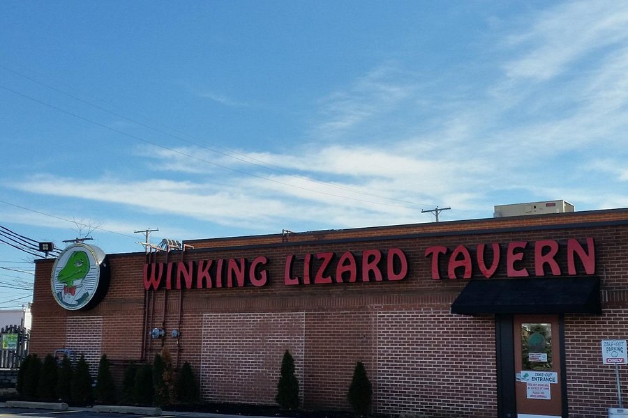 Winking Lizard Tavern image