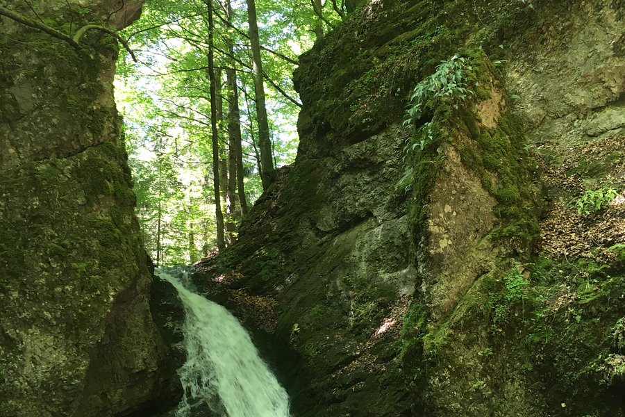 Kraliky waterfalls image