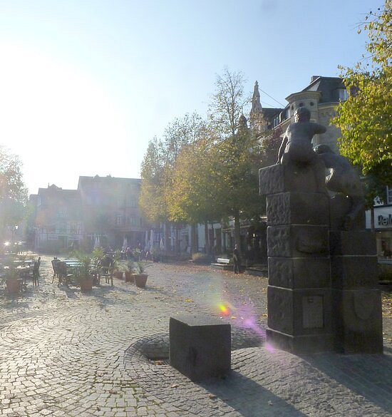 Bäckerjungen Brunnen In Andernach Am Marktplatz image