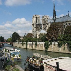 Notre Dame - 2 blocks away