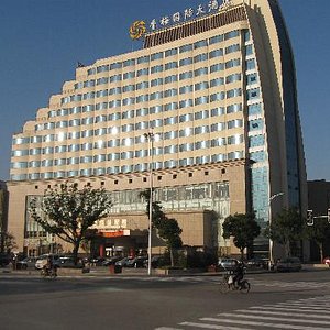 Xiangmei International Hotel in Wuxi, image may contain: Bed, Furniture, Chair, Lamp