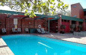 Nirebo Motel in Echuca, image may contain: Hotel, Resort, Villa, Pool