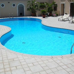 La piscina del residence di giorno