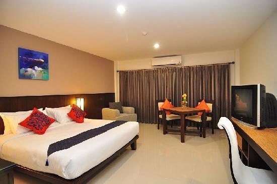 OYO 241 Ratana Hotel Sakdidet, hotell i Phuket by