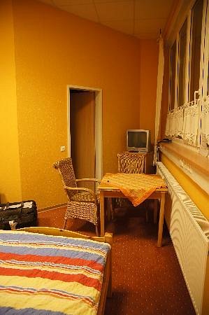 Econo-Motel Golzer in Buechenbeuren, image may contain: Furniture, Couch, Bed, Monitor