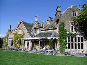 Hotel Endsleigh in Milton Abbot, image may contain: Villa, Housing, Grass, Desk
