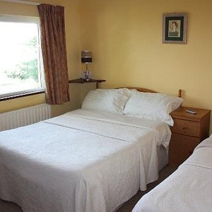 One of the rooms with a double (full size) and a single, all en suite at Dromcloc