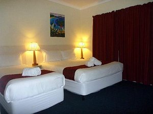 International Lodge Motel in Mackay, image may contain: Lamp, Furniture, Table Lamp, Bed