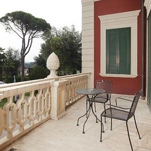 Hotel Villa Pigna in Folignano, image may contain: Couch, Living Room, Home Decor, Table