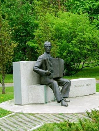 Statue of Raimond Valgre image