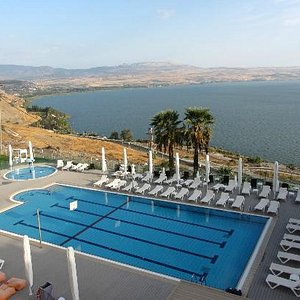 La piscine de l'hôtel donnant sur la Mer de Galilé.
