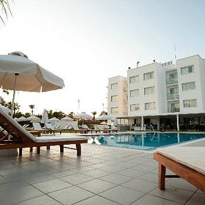 Frixos Suites Hotel Apts, hotel in Larnaca