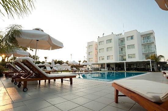 Frixos Suites Hotel Apts, hotel in Larnaca