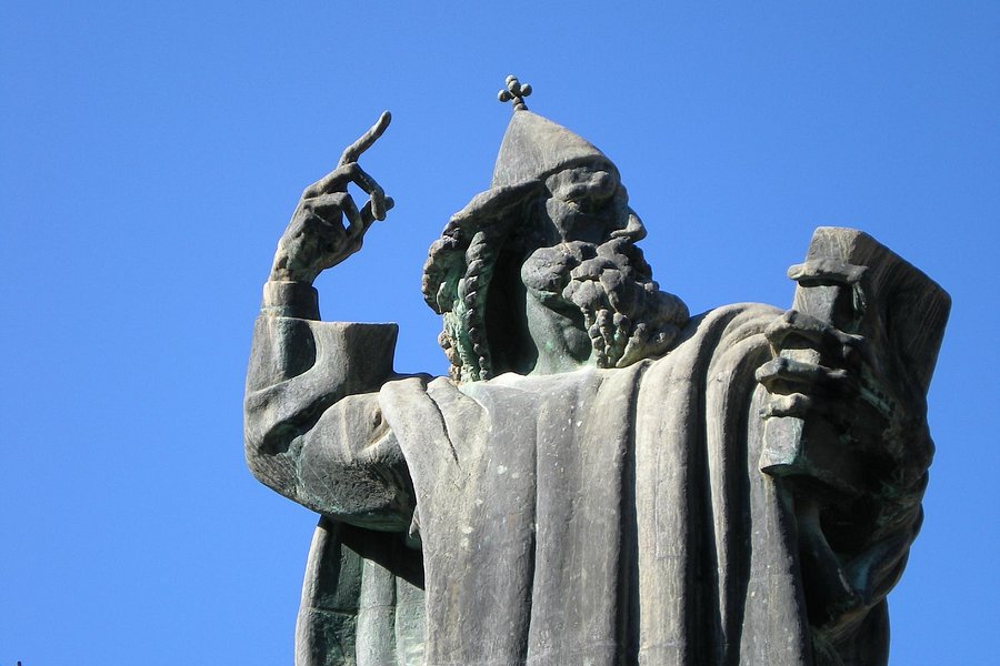 Grgur Ninski Statue image