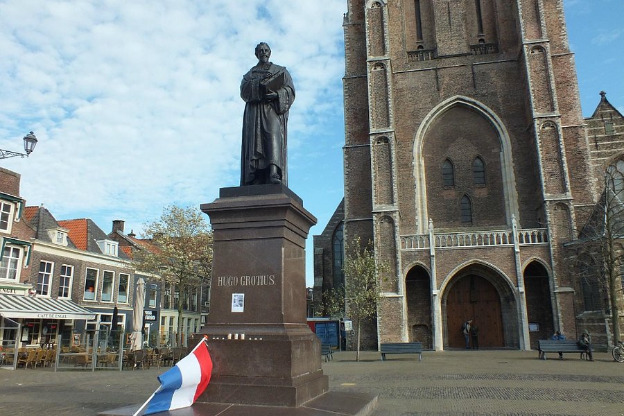 Hugo de Groot Monument image