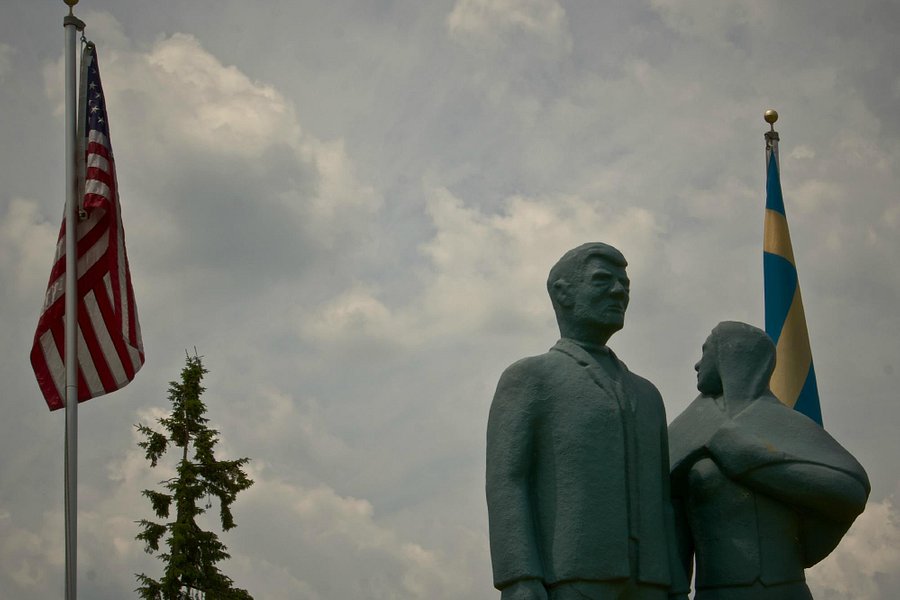 Karl Oskar and Kristina monument image