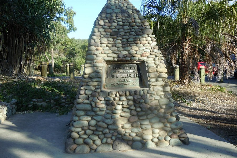 Lieutenant James Cook Monument Cairn image