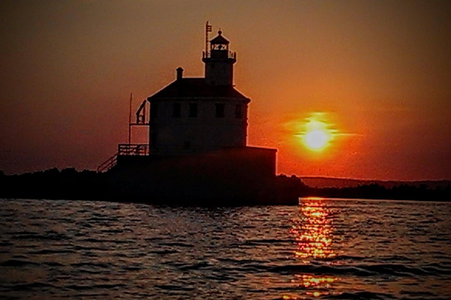 Superior Entry Lighthouse image