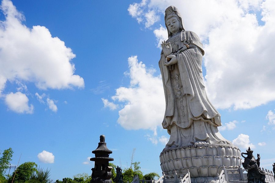 Vihara Avalokitsvara - Statue of Dewi Kwan Im image
