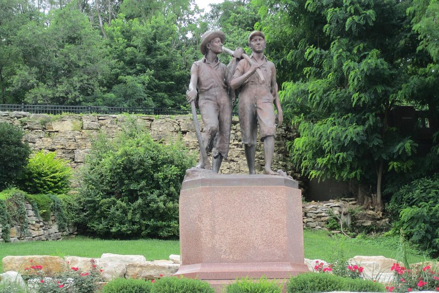Tom and Huck's Statue image