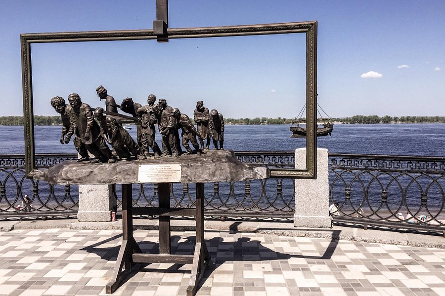 Sculptural Composition Barge Haulers on the Volga image