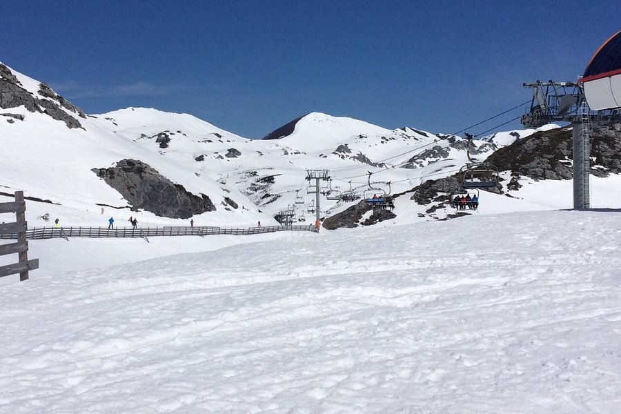 Escuela Espanola de Esqui y Snowboard Fuentes de Invierno image