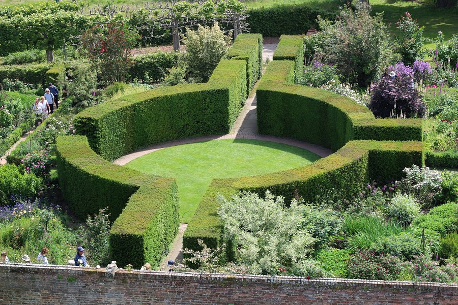 Sissinghurst Castle Garden image