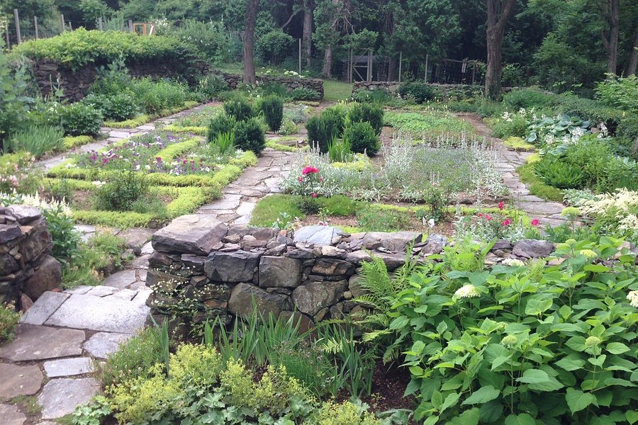 Promisek's Historic Garden image