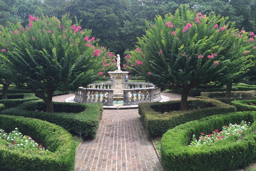 Elizabethan Gardens image